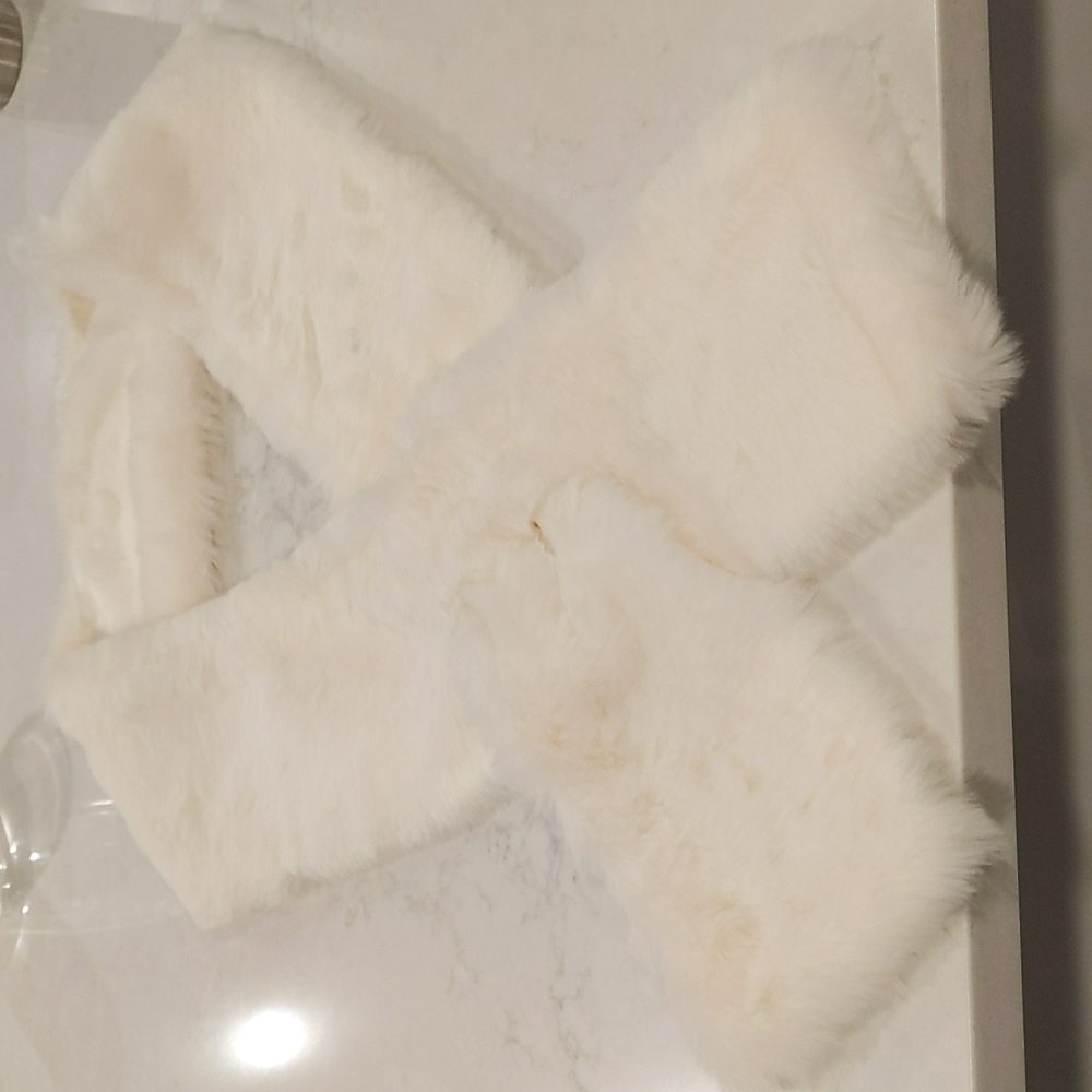 INC International Concepts Faux Fur winter Cream white scarf